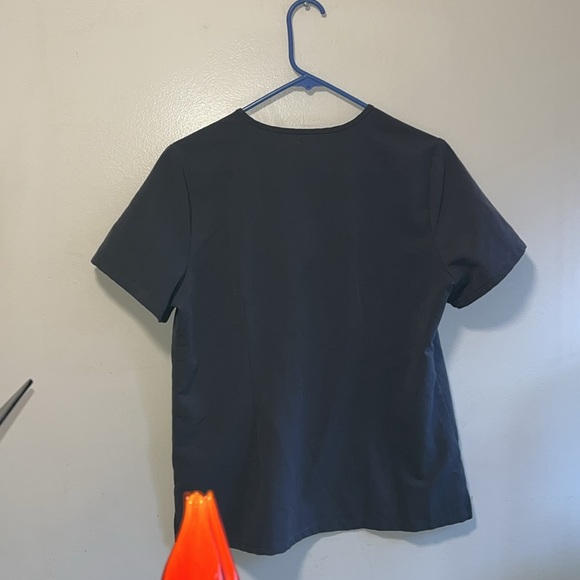 EXCELLENT CONDITION WOMEN’S FIGS CHARCOAL CATARINA ONE-POCKET SCRUB TOP MEDIUM - Picture 8 of 8